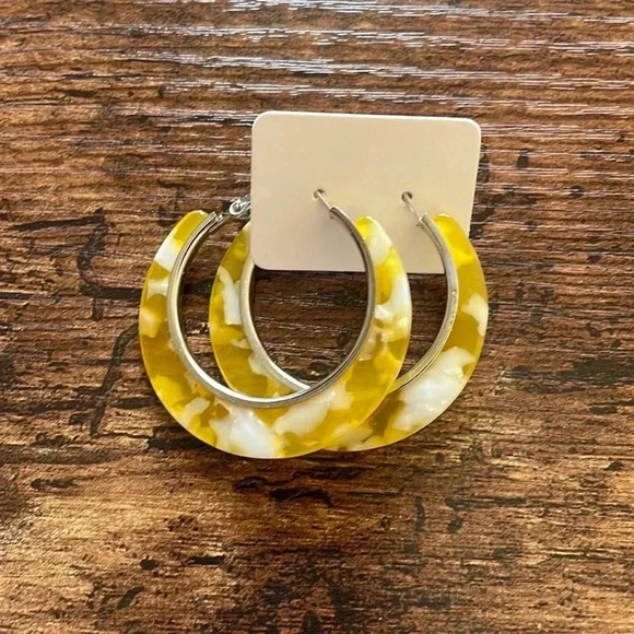 ❤️ NEW 2/$20 or 3/$25 Yellow Tortoise Shell Resin Hoop Earrings - Picture 1 of 3